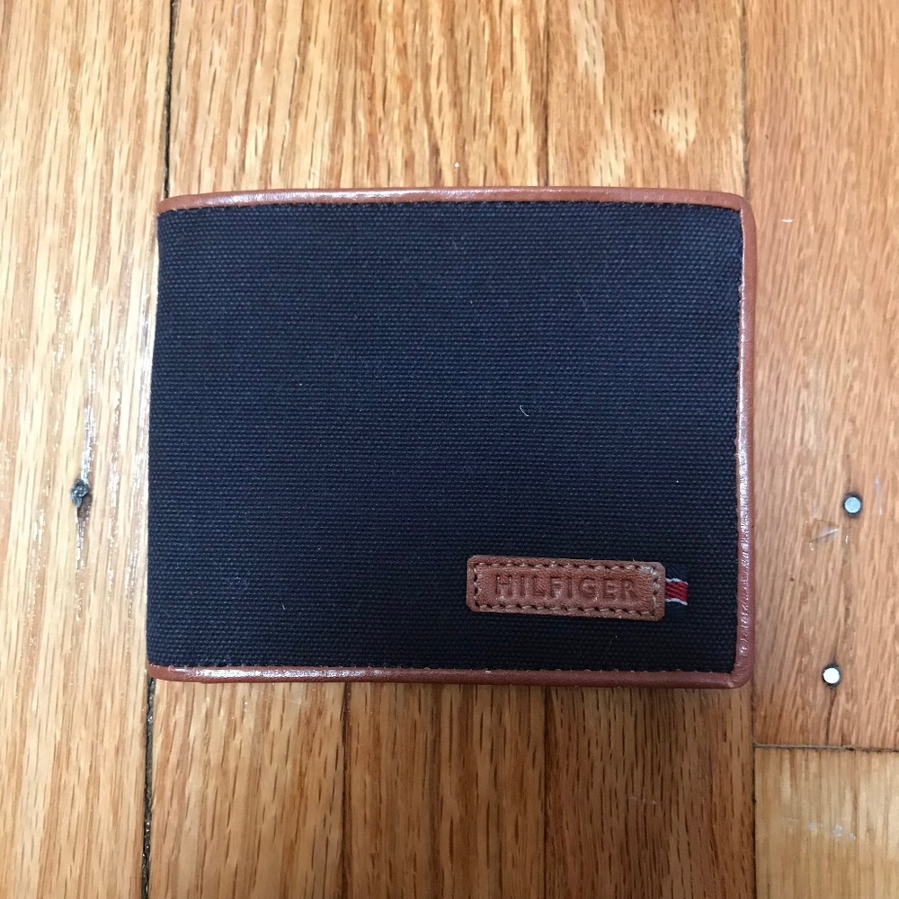 NWOT TOMMY HILFIGER NAVY FABRIC/TAN DBL BILLFOLD